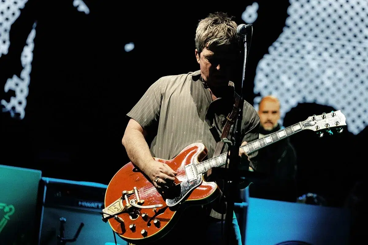 Noel Gallagher eligió el mejor show de Oasis en 2025 y fue en Argentina Noel Gallagher tocando la guitarra