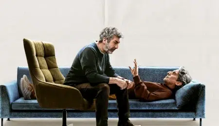 Ricardo Darín y Diego Peretti acostado en un diván