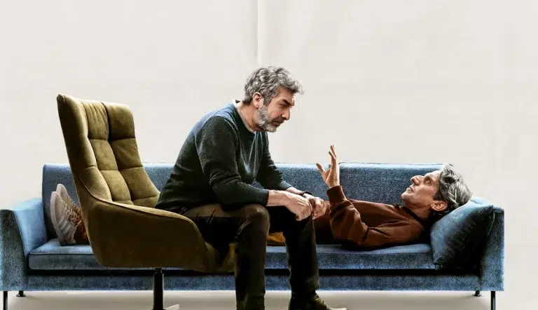 Ricardo Darín y Diego Peretti acostado en un diván