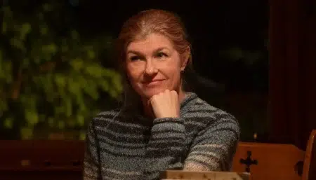 Connie Britton en Farsante