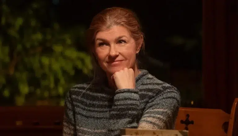 Connie Britton en Farsante