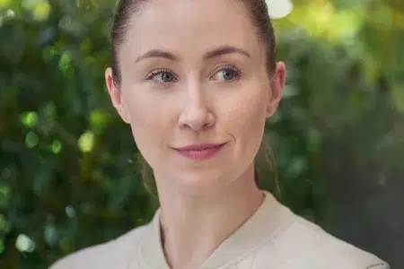 Erin Doherty en la serie Chloe