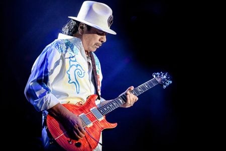 Carlos Santana tocando la guitarra