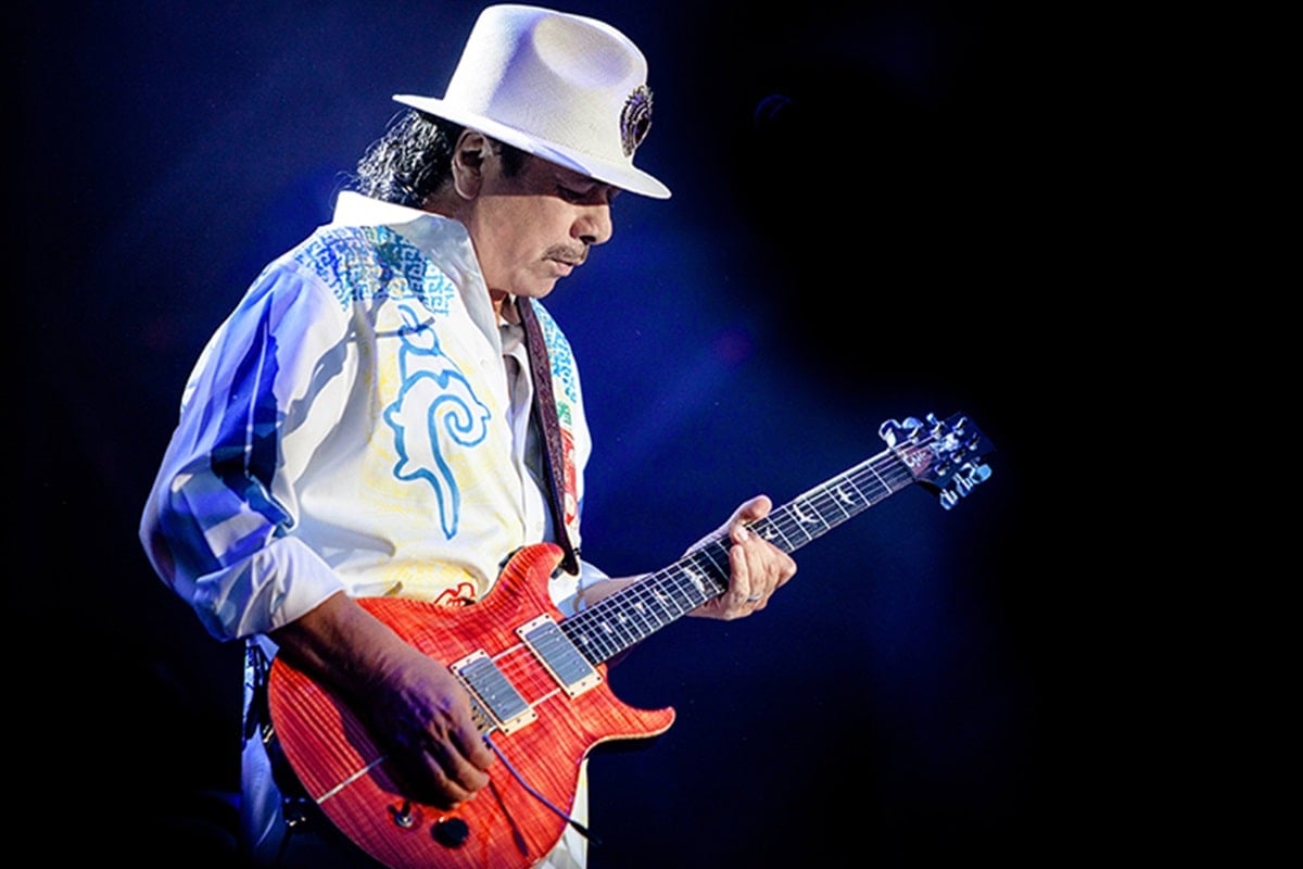Carlos Santana tocando la guitarra
