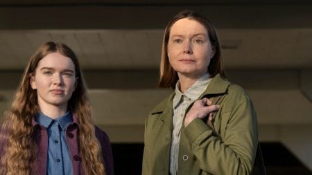Summer H. Howell junto a Samantha Sloyan