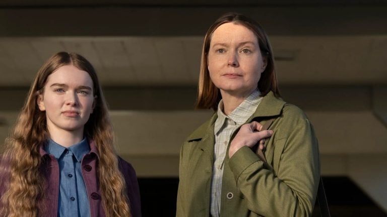 Summer H. Howell junto a Samantha Sloyan