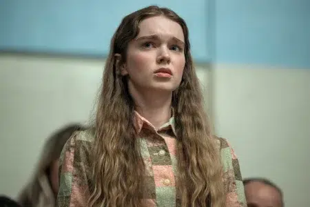 Summer H. Howell como Carrie