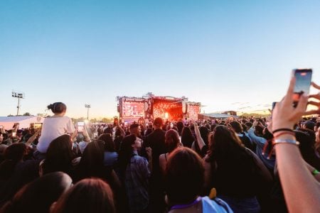 Lollapalooza Argentina 2027 revela su lineup: Charli XCX, Queens Of The Stone Age y más